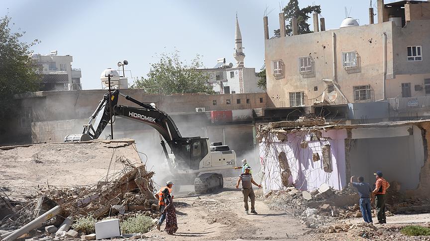Nusaybin'de ağır hasarlı yapıların yıkımı sürüyor