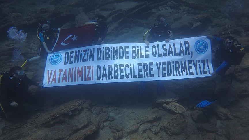 Konyalı dalgıçlardan su altında FETÖ'ye tepki