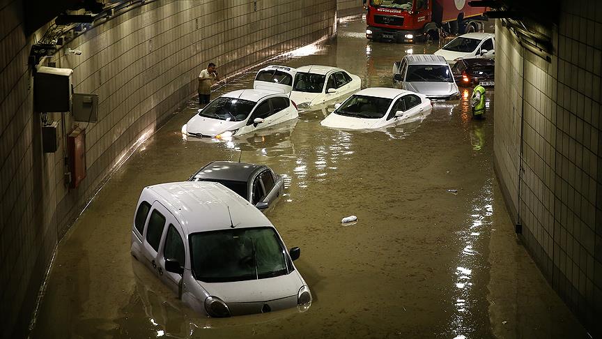 Başkentte şiddetli yağış vatandaşlara zor anlar yaşattı