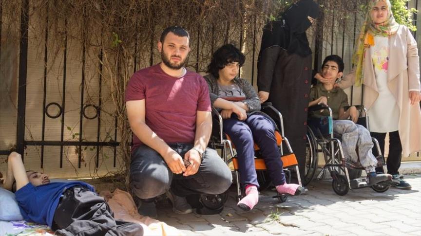 عائلة "بارود" الفلسطينية.. ترحال بين الدول لعلاج أبنائها من الشلل‎
