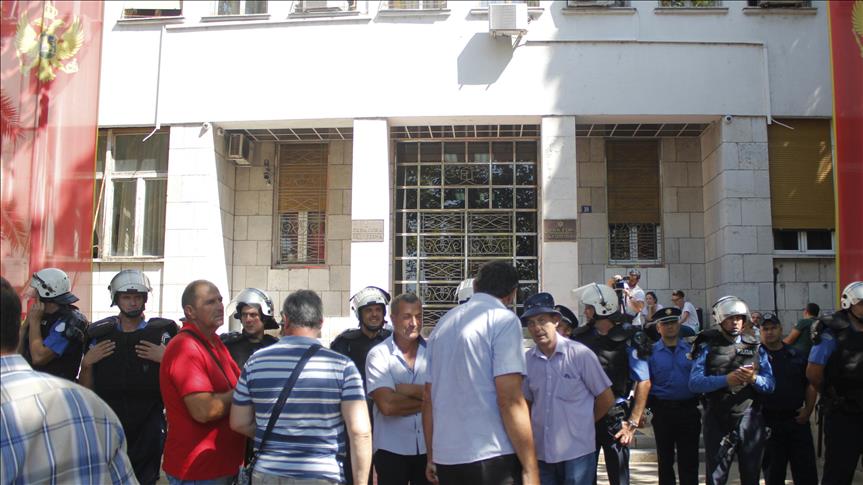 Podgorica: Policija suzavcem spriječila bivše radnike KAP-a da uđu u Skupštinu
