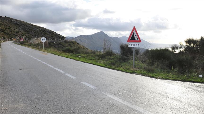 Kazne za razgovor na mobitel tokom vožnje i nevezivanje pojasa od 100 do 300 KM 