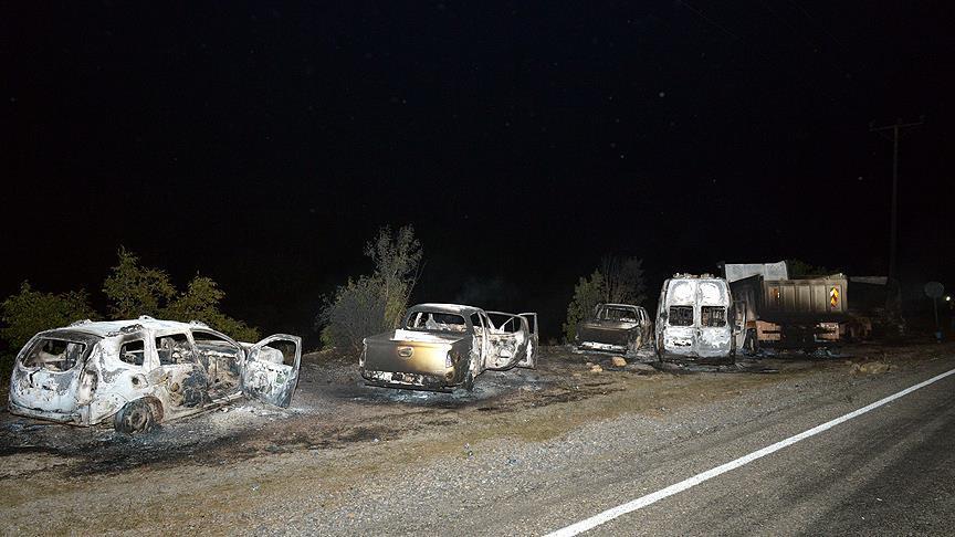 Bitlis'te teröristler 11 aracı ateşe verdi