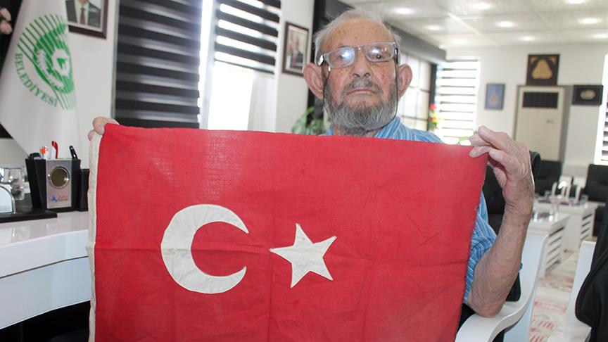 Dede mirası Türk Bayrağını müzeye bağışladı