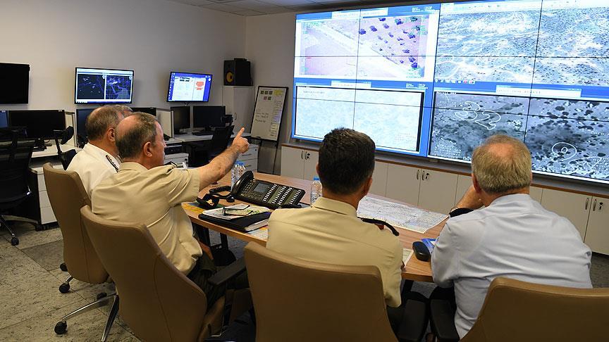 Komutanlar operasyonları harekat merkezinden takip ediyor