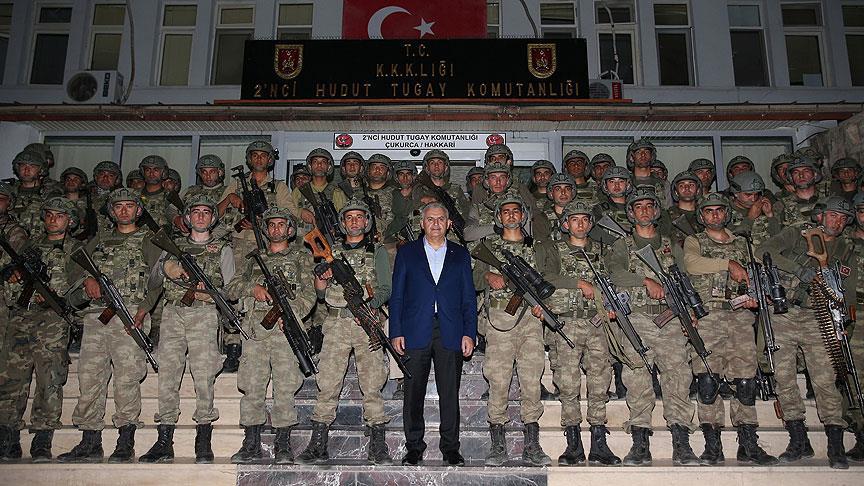 Başbakan Yıldırım Çukurca'da askeri birlikleri ziyaret etti