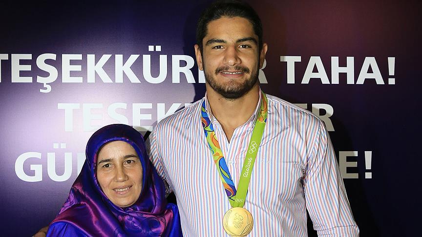 Taha Akgül'ün annesi Gülbahar Akgül: Çok çalışarak bu başarıyı elde etti