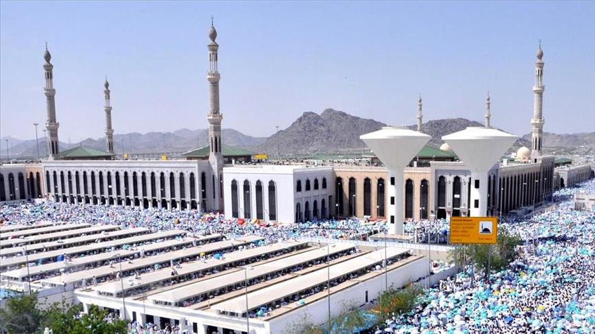 Hezbollah bans members from Hajj this year: source