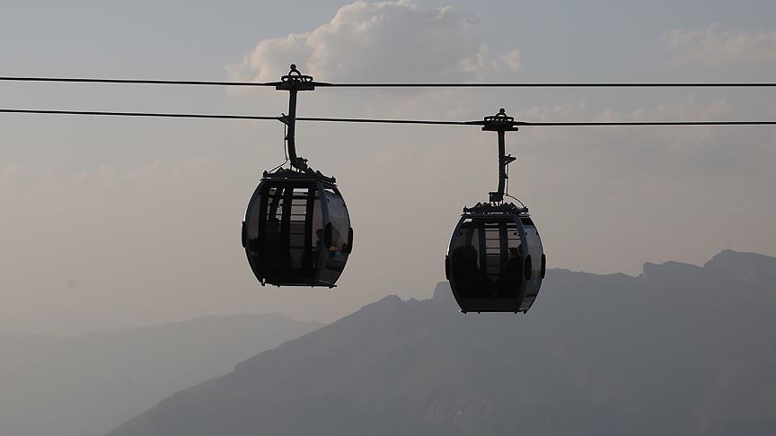 Alp dağlarında teleferik hattında 110 kişi mahsur kaldı