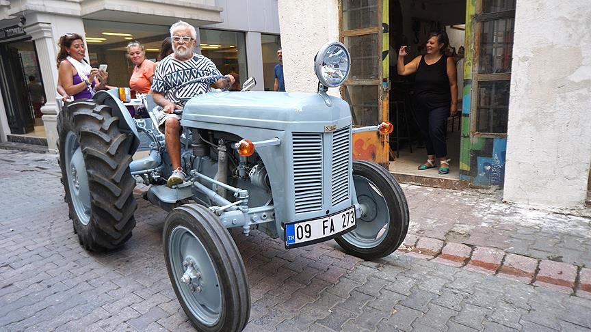 Caz sanatçısı traktörüyle İstanbul'da gezecek 