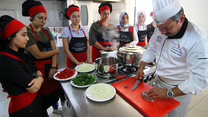 Genç kızlar kavurmanın tekniklerini öğrendi