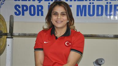 Milli halterci Nazmiye Muratlı'dan altın madalya