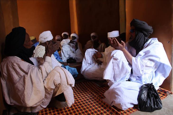 Aïd Al Adha/ Touaregs: percussions, chants et khôl pour les moutons