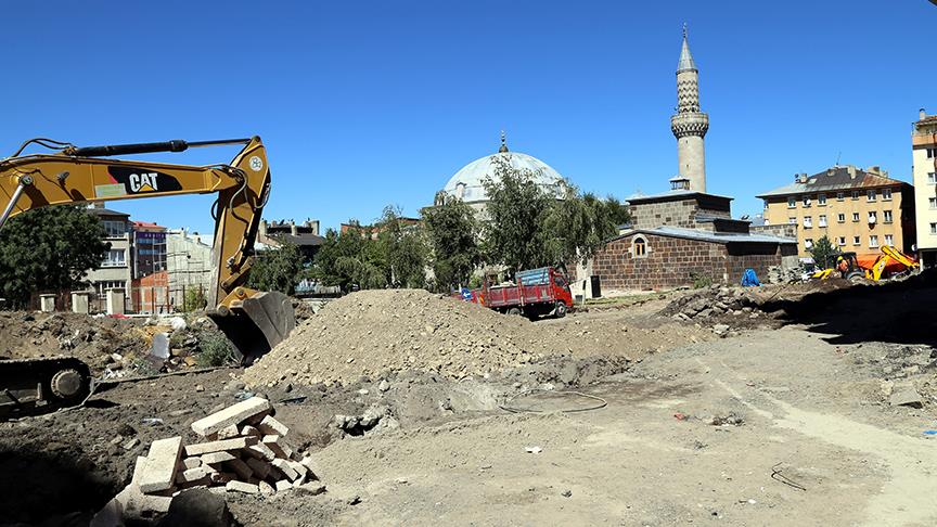 450 yıllık cami etrafındaki çarpık yapılaşmadan kurtarılıyor