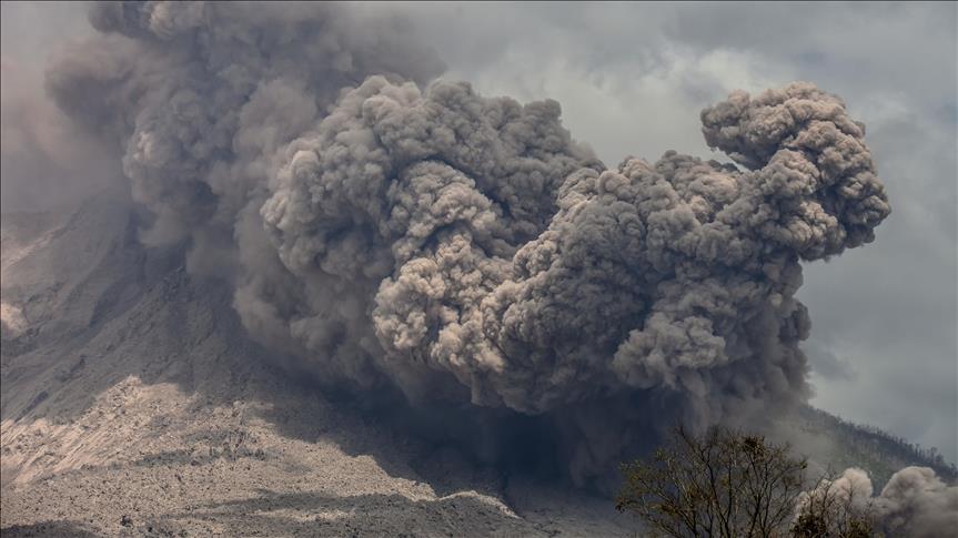 Costa Rica closes 2 airports after volcano eruptions