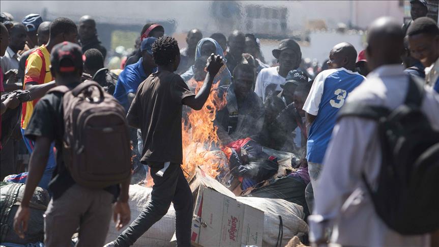 Zimbabwean dissidents angry at government's flag ban