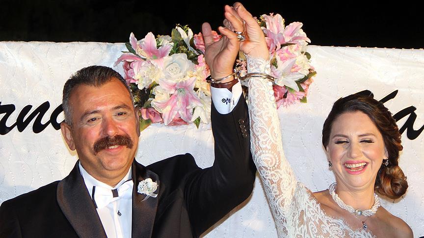 Evlenen cumhuriyet savcısına nikahta "kelepçe"