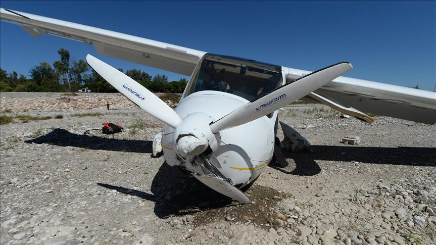 Antalya'da ultralight tipi uçak zorunlu iniş yaptı