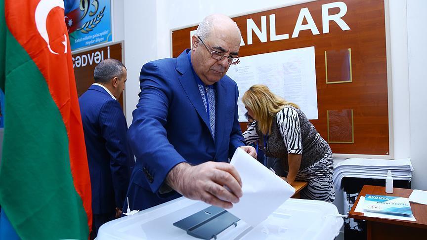 Жители Азербайджана поддержали изменения в Конституцию страны