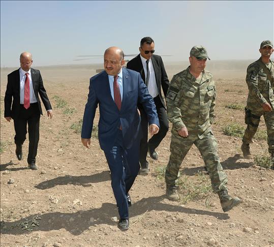 Turquie: Le ministre de la Défense auprès des soldats à la frontière syrienne 