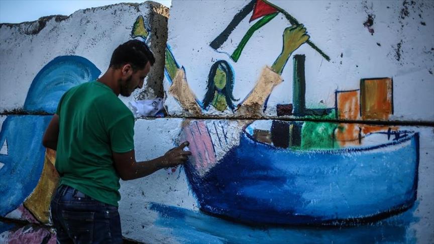 جدارية في غزة ترحيباً بسفينتي "زيتونة" و"أمل" 