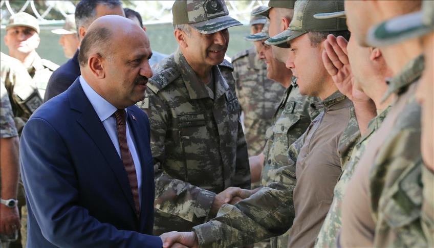 Министр нацобороны Турции прибыл на границу с Сирией