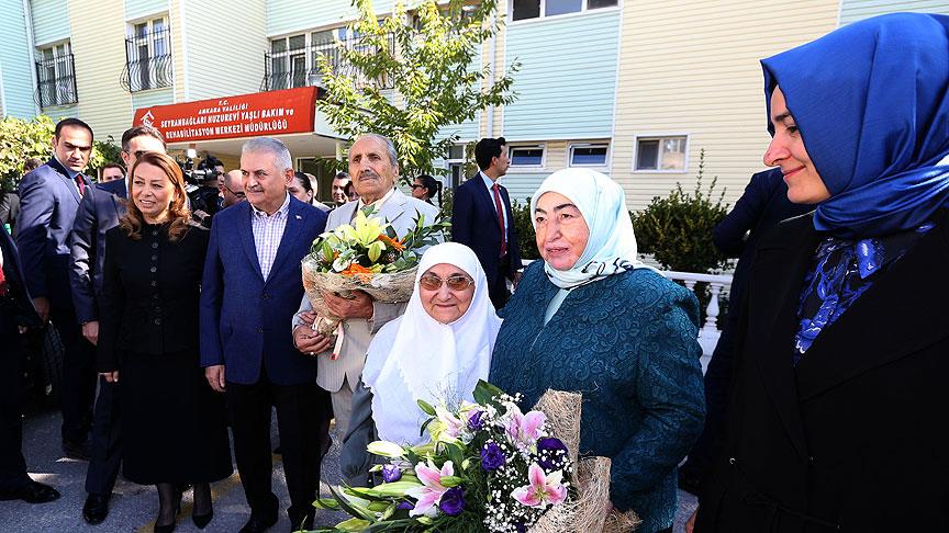 Başbakan Yıldırım huzurevinde kalan yaşlıları ziyaret etti
