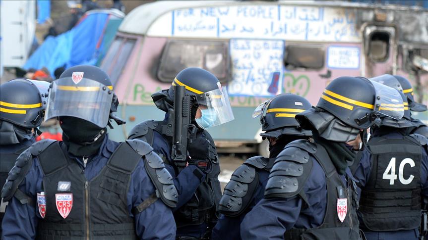 France: Calais jungle migrants clash with police