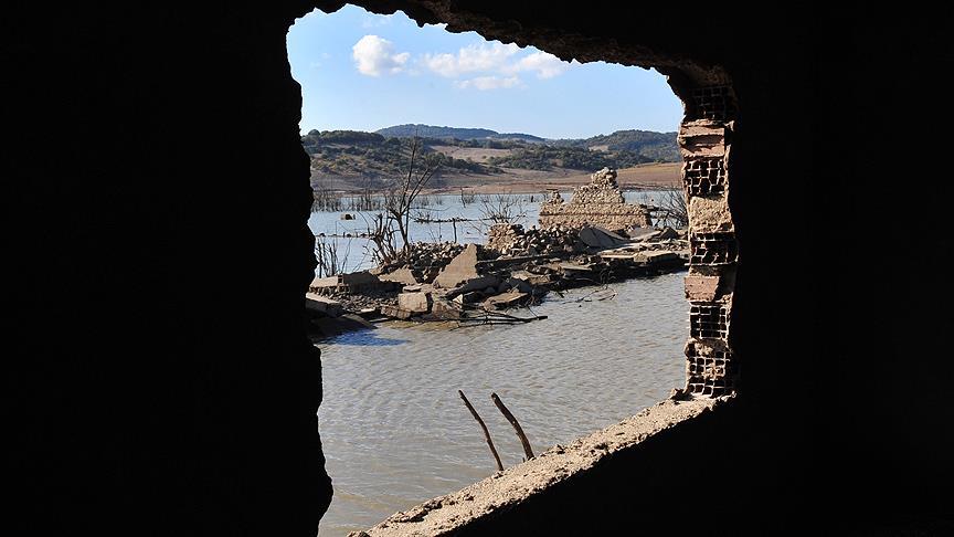 Barajdaki su azalınca köy ortaya çıktı