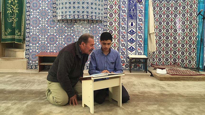 17 yaşındaki Suriyeli hafız cami cemaatine Kur'an öğretiyor