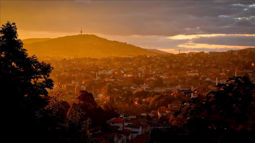 Čarobno predvečerje u Sarajevu najavljuje kraj prohladnog jesenjeg dana