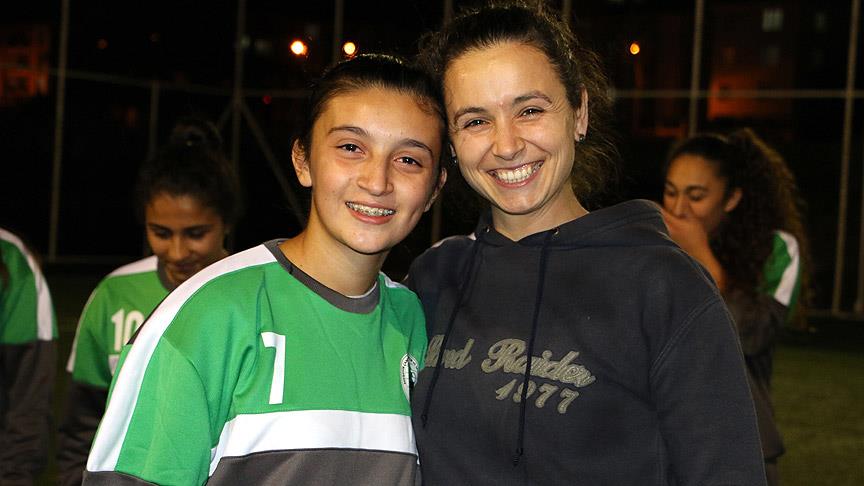 Kız öğrencilere hem futbolu hem de arkadaşlığı öğretiyor