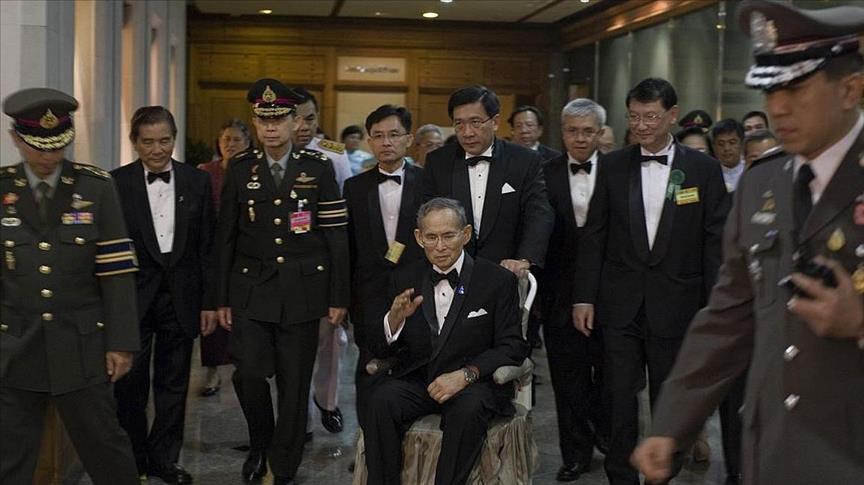 Ailing Thai king undergoes kidney dialysis