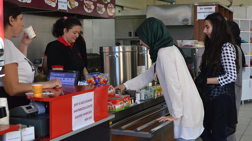 Üniversite kantininde 'Askıda çay-tost' uygulaması