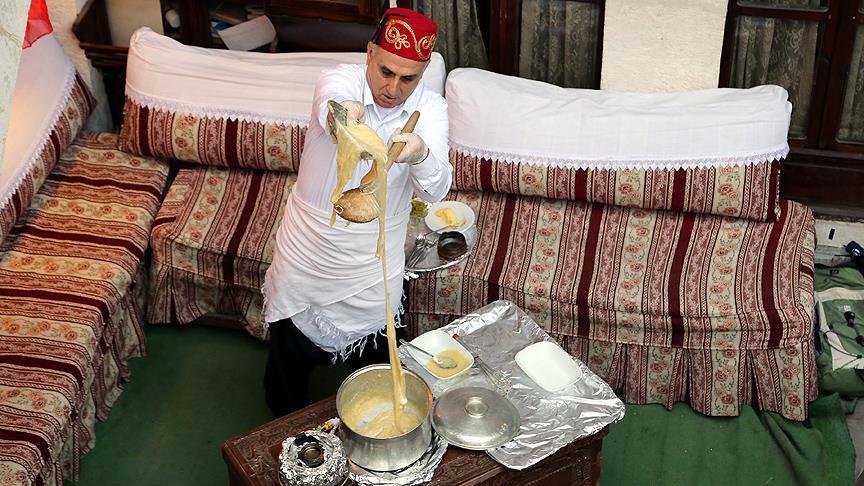 Uzadıkça lezzeti artan tatlı: Peynirli irmik helvası
