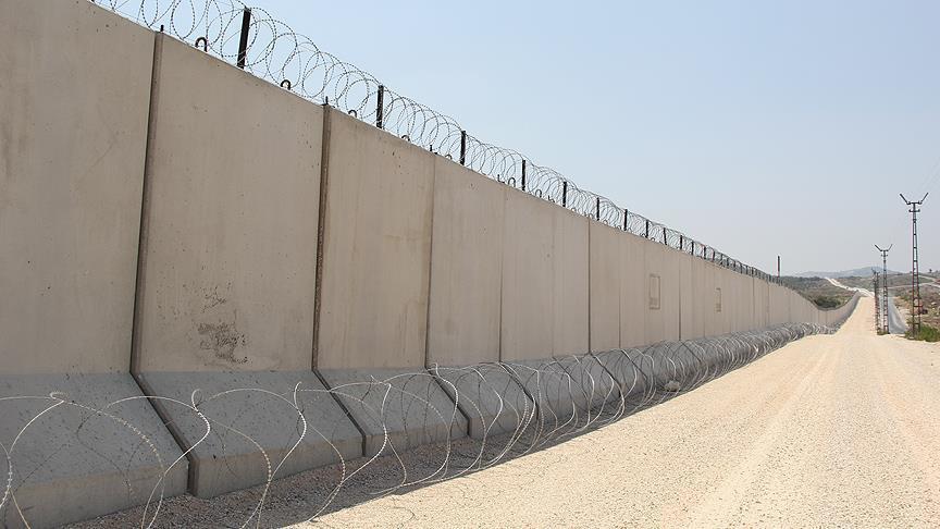 Турция продолжает возводить модульную стену вдоль границы с Сирией