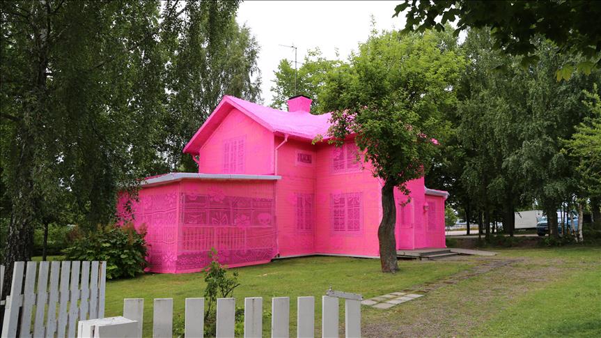 Refugee women find solace in Swedish crochet project