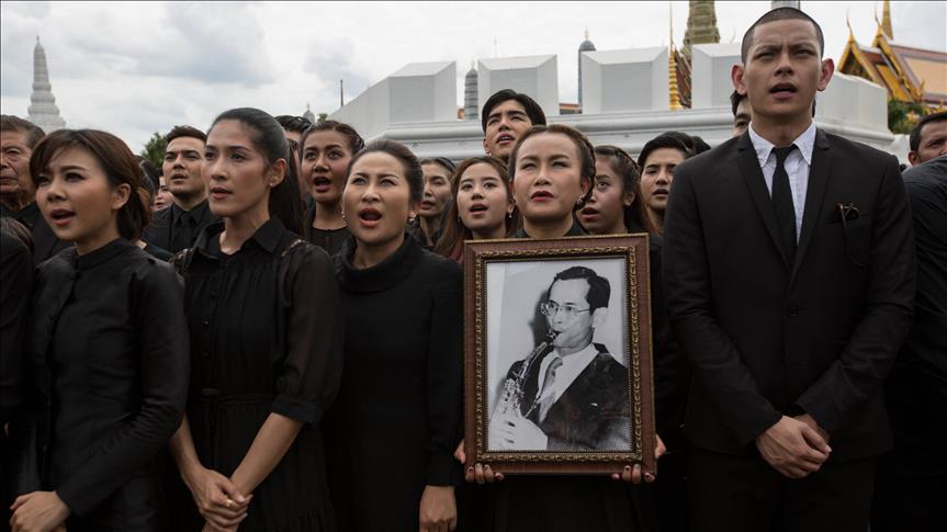 Thais gather to sing royal anthem in honor of late king