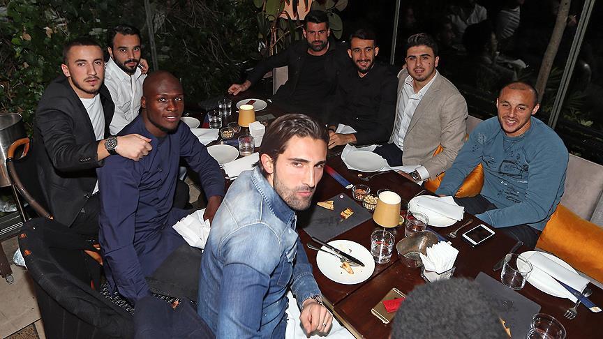Fenerbahçeli futbolcular yemekte buluştu