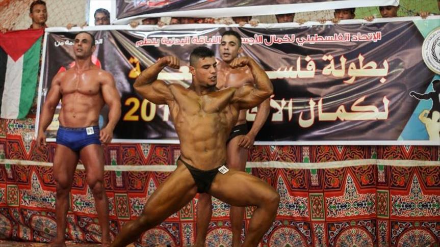 شبان فلسطينيون يستعرضون عضلاتهم في بطولة لكمال الأجسام بغزة