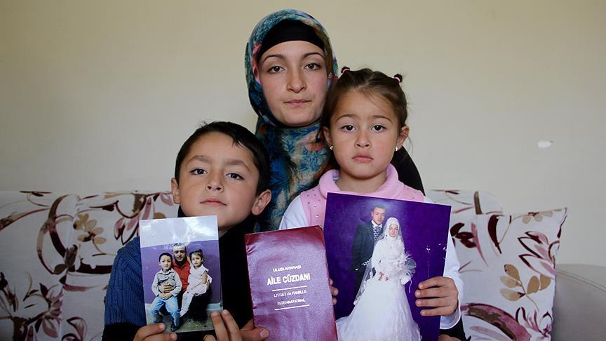 Kucuk Yasta Evlenmenin Cezasini Cocuklariyla Cekiyor