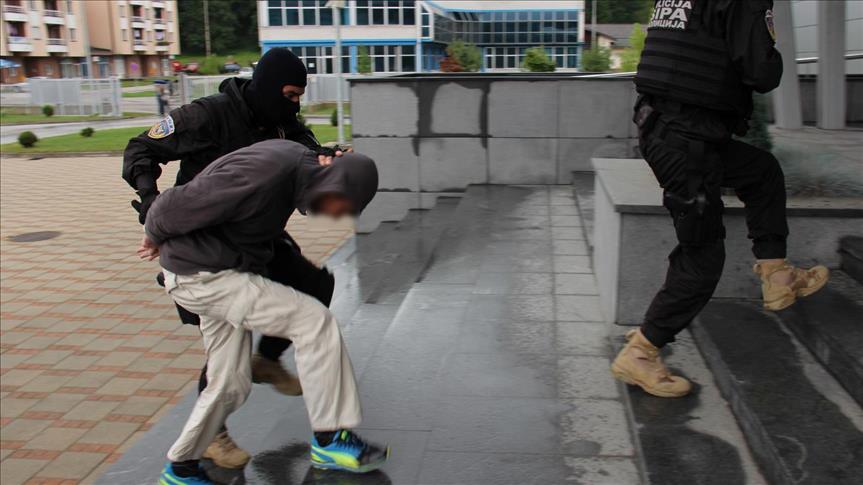 Bosnia detains former soldiers on war crimes charges
