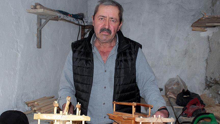 Köyündeki küçük tezgahında köy kültürünü yaşatıyor