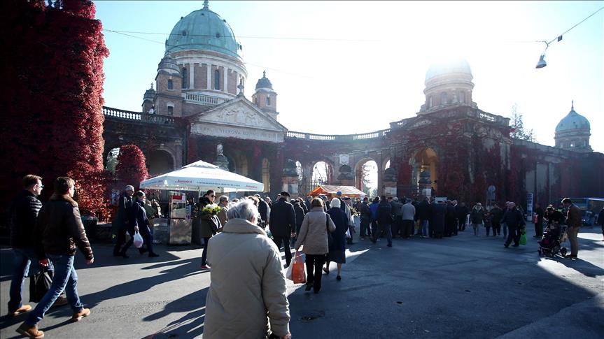 Katolički blagdan Svi sveti: Rijeka ljudi posjećuje zagrebačko groblje Mirogoj