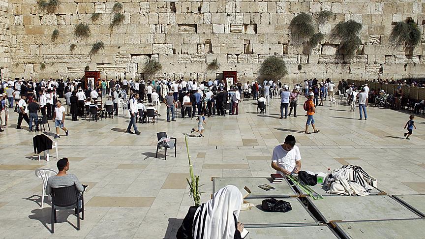 Jewish women, Ultra-Orthodox youth clash at W. Wall