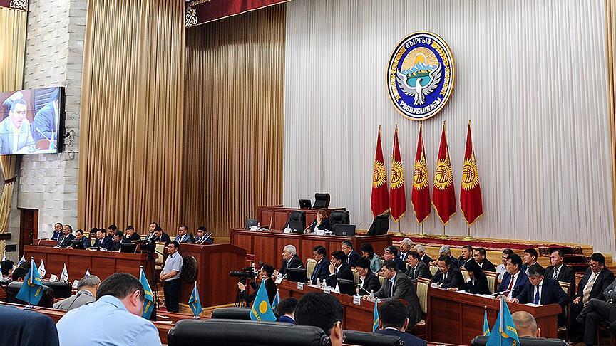  3 أحزاب سياسية في قرغيزستان تتفق على تشكيل حكومة ائتلافية 