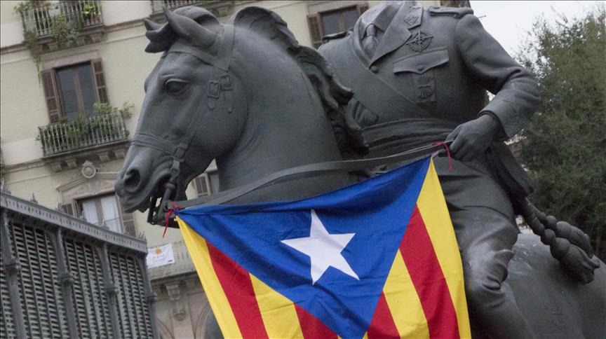 Police detain Catalan mayor in separatist flag row