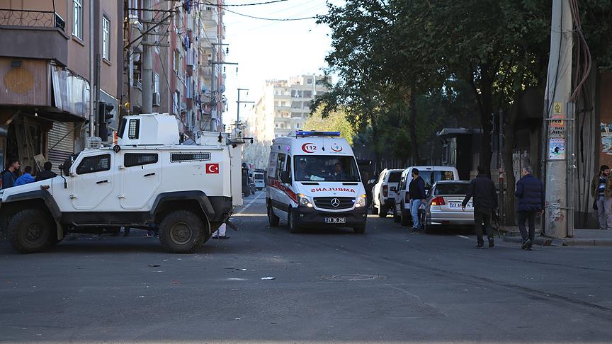 Diyarbakır'da bomba yüklü araçla saldırı: 2'si polis 9 şehit