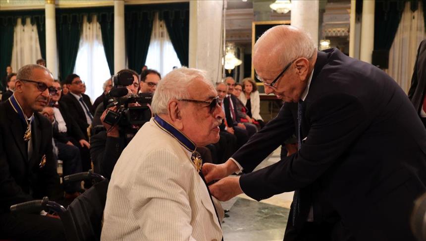 السبسي يقلد الممثل المصري جميل راتب أرفع وسام ثقافي في تونس