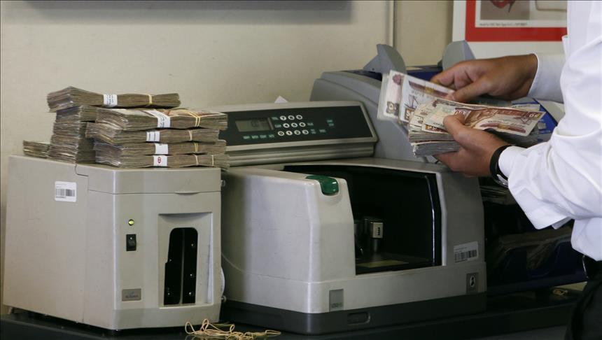 الجنيه المصري يفقد 10 أضعاف قيمته أمام الدولار خلال 35 عاما